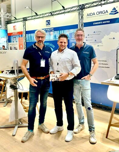 Ein wichtiger Termin für das Team von AIDA ORGA Austria: die FAGFA, die Fachmesse für Gastronomie, Hotel und Design in Innsbruck.
Unterstützt wird Geschäftsführer Heinz Baldrman (Mitte) vom Nürnberger Team Oliver Thoma (links) und Bruder Konstantin Thoma (rechts).