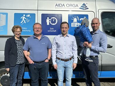 Die AIDA Ausweis-Informations-Datensysteme GmbH mit Sitz in Balingen-Roßwangen am Rande der schwäbischen Alb wurde im Jahr 1996 von Jürgen Konz (2.v.l.) gegründet. Auch Ehefrau Ulrike (links) und die beiden Söhne André (2.v.re.) sowie Marcel (rechts) Konz sind im Unternehmen tätig.